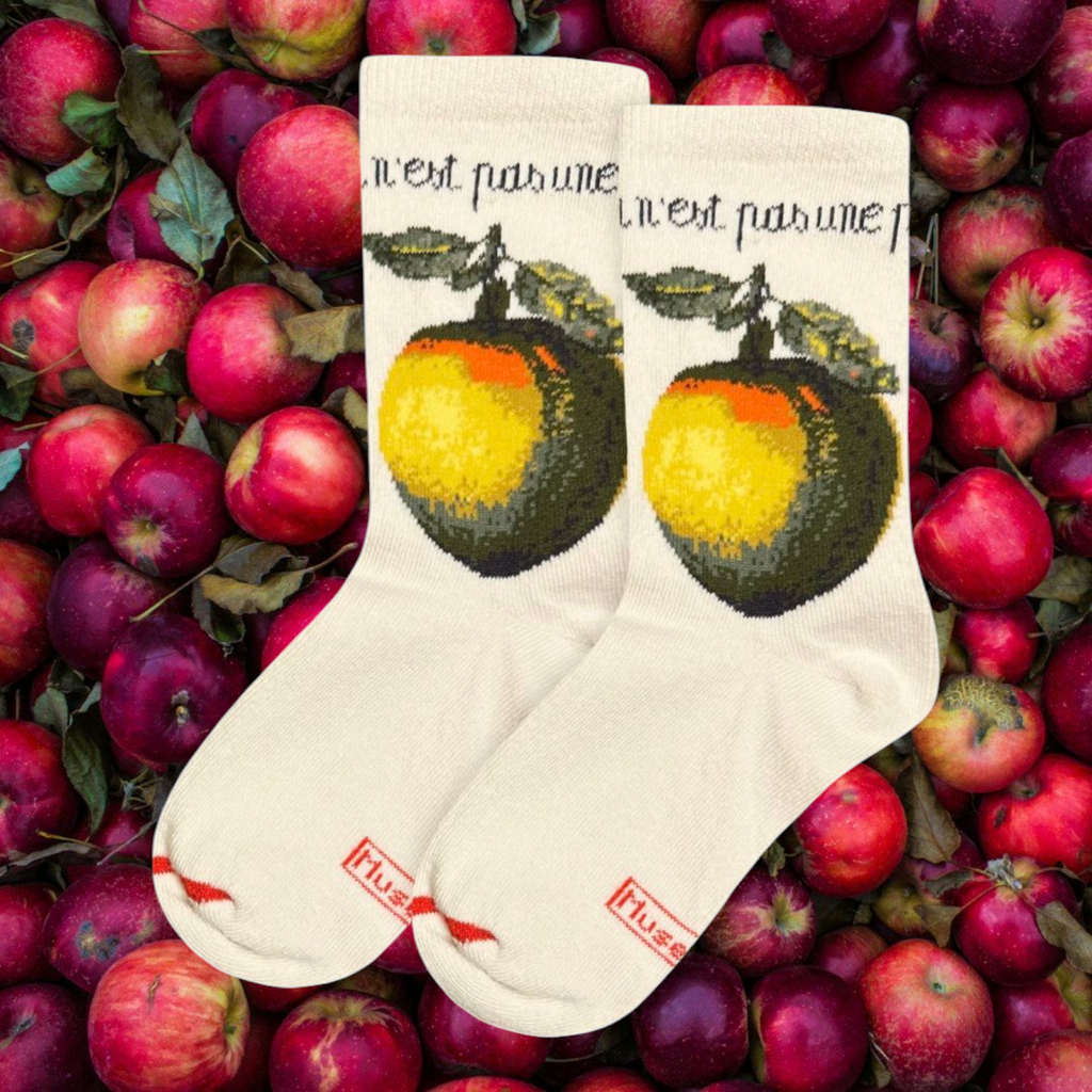 Rene Magritte - Chaussettes La Trahison Des Images (Ceci n'est pas une pomme)